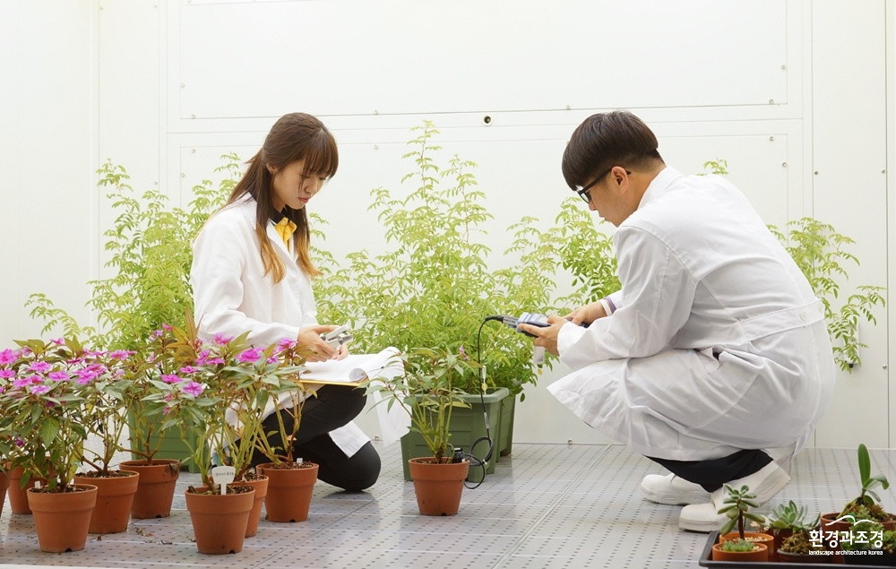 4) 국립수목원 유용식물증식센터는 우리꽃 야생화의 산업화 기반 마련을 위해 재배 기술 및 개화조절 기술을 연구하고 있다.jpg