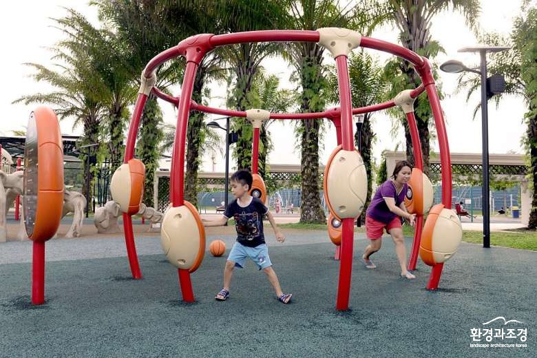 2.공원(출처 Canberra Park in Sembawang and Bishan-Ang MO Kio Park, Singapore).jpg