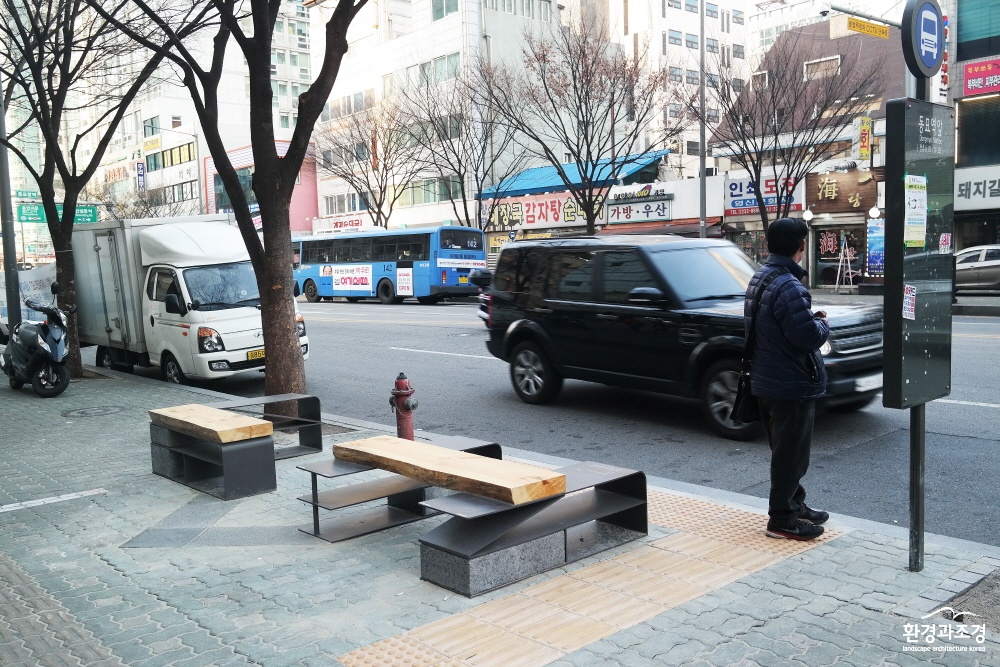 크기변환_2. 박수근 아트벤치 정류장_기억-하나씩(설치후1).jpg