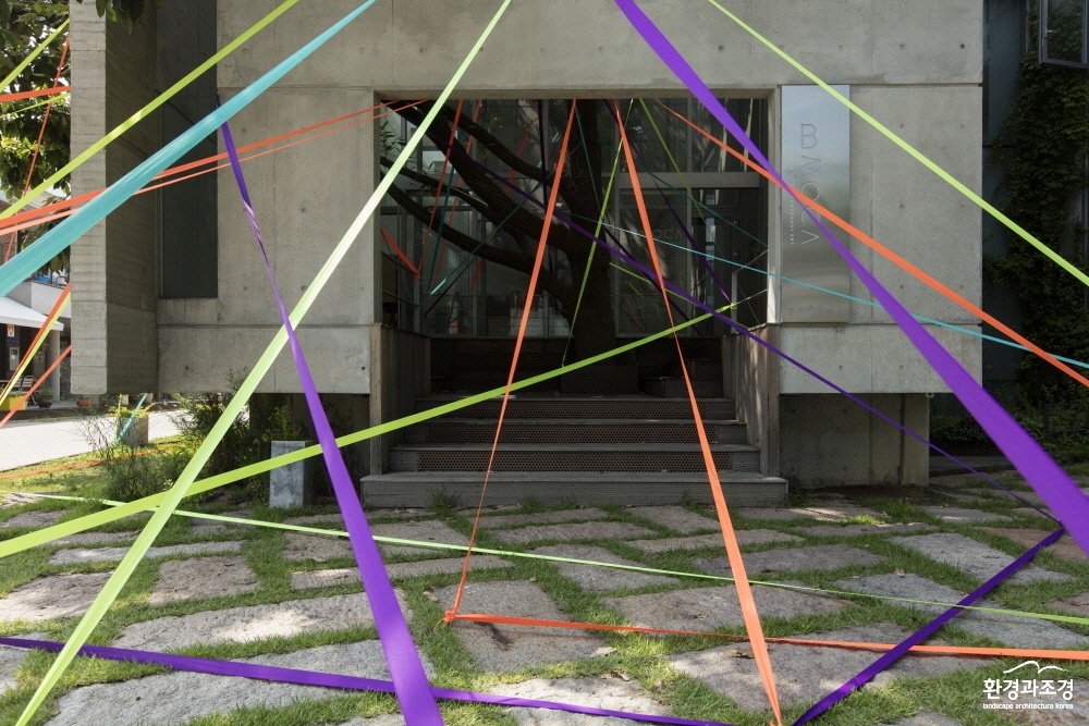 8.김도희(Kim Dohee), 지지대나무, 2017, 고탄성 칼라 밴드, 타프, 가변설치.jpg