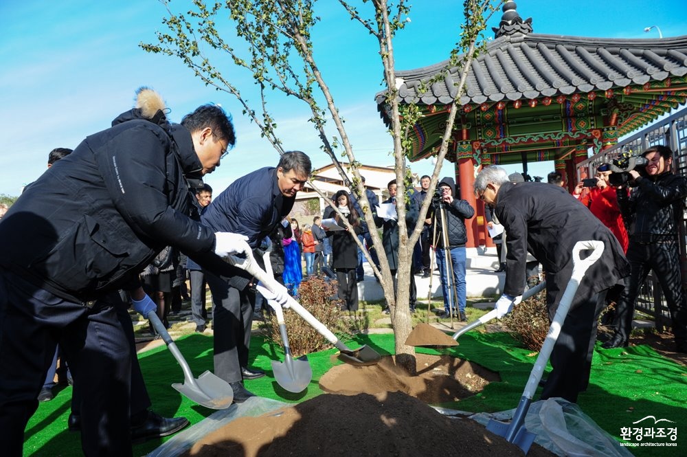 사진1. 내빈 기념식수.jpg