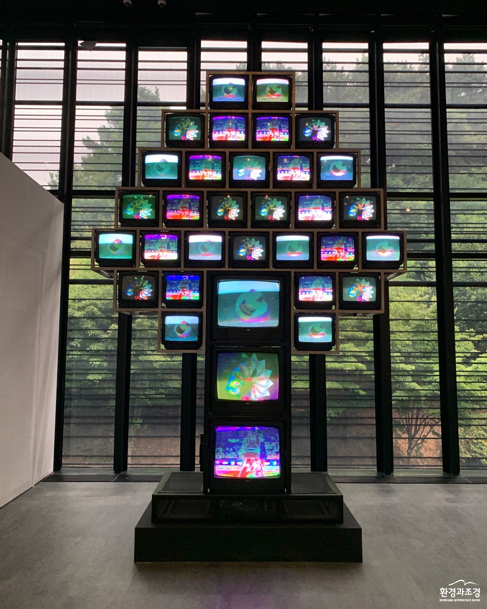 크기변환_1. 백남준, 사과나무, 1995.jpg