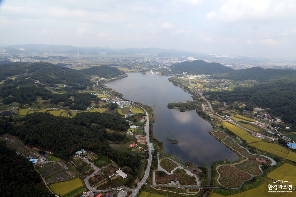 신정호 전경 보도.jpg