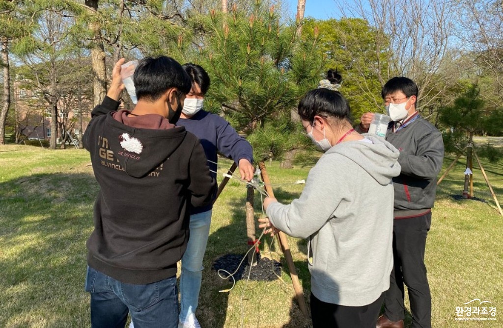 보도 학생들과 후계목에 수간주사를 놓는 실습교육을 진행 중인 이충경 기사(사진 맨 오른쪽).jpg