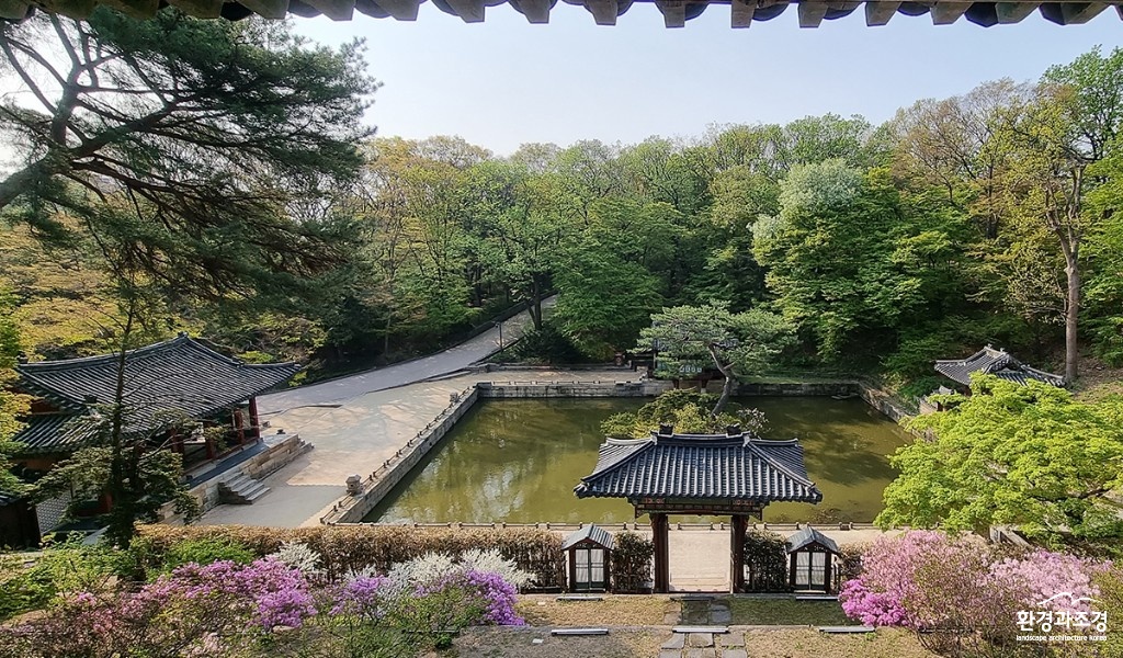 규장각에서 내려다 본 부용지 일대 풍경 보도.jpg