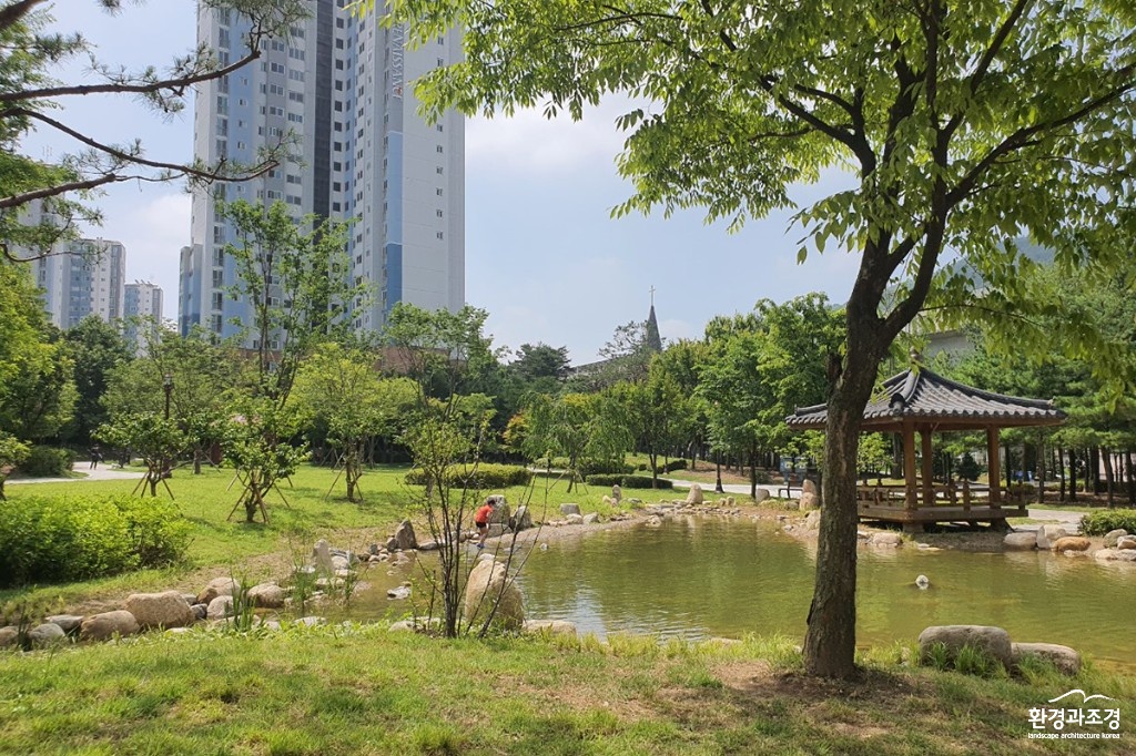 용인시 토리근린공원 보도.jpg
