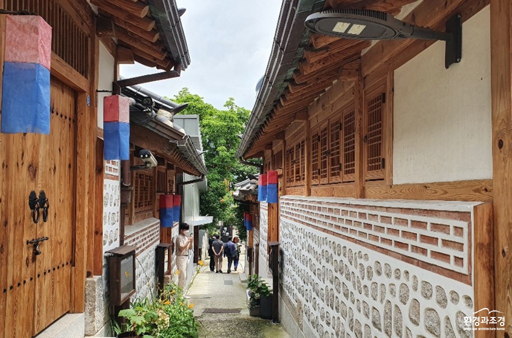 돈의문 박물관 마을 한옥 보도.jpg