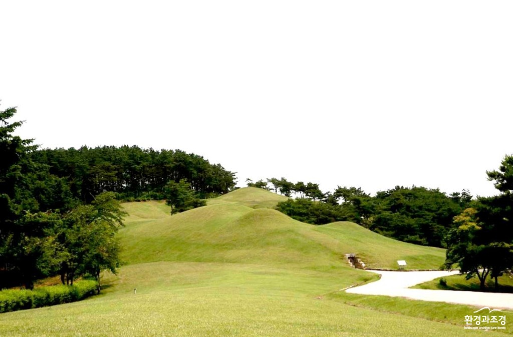 송산리 고분군 전경 (1).jpg