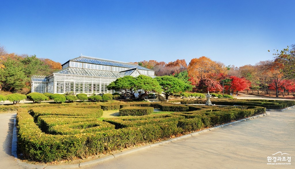 창경궁 대온실 전경 가을 보도.jpg