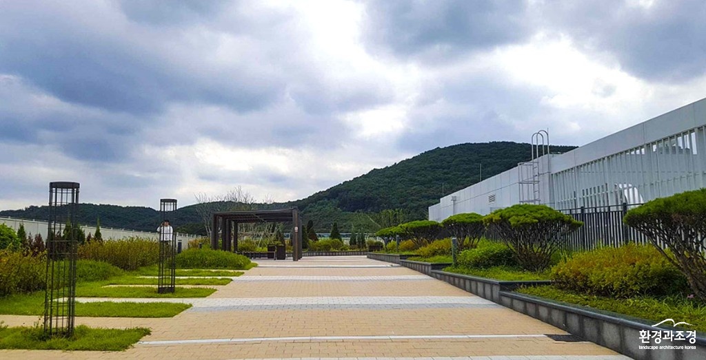 건축과-성남시 ‘제 3회 하늘 정원상’ 대상 수상 작품인 수정구 고등동 현대지식산업센터 성남고등 건축물 8층 옥상 녹화 공간 보도.jpg