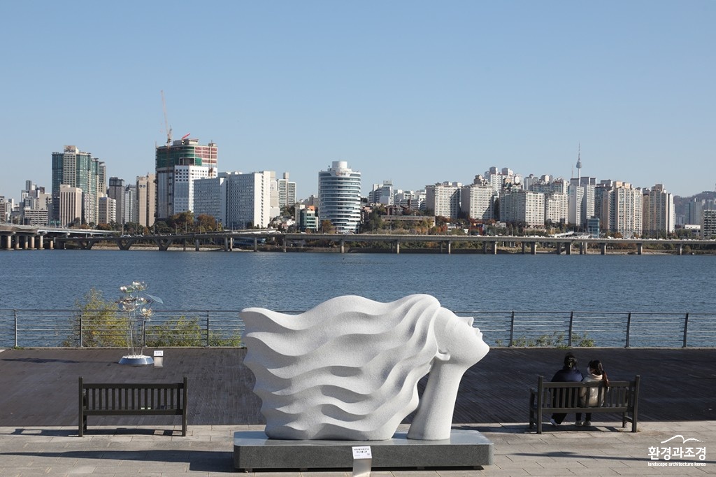 한강공원 조각전시 관련 참고사진 (흥 프로젝트) 보도.jpg