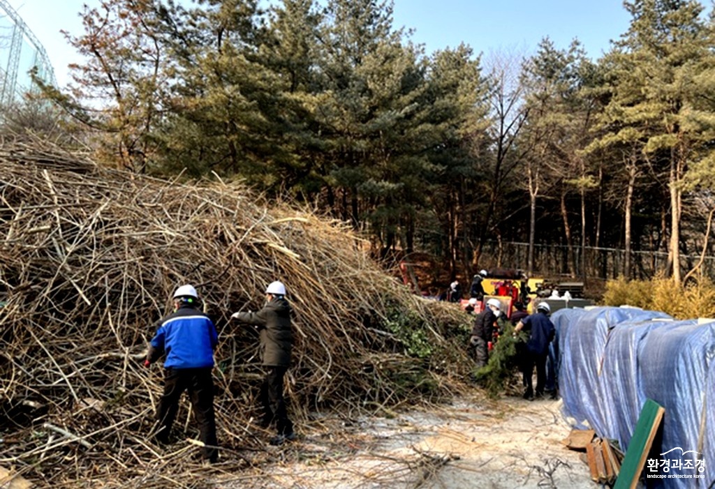 보도 가지치기 작업에서 나온 임목 폐기물(잔가지)을 파쇄하고 있는 모습 (사진=강북구 제공).jpg