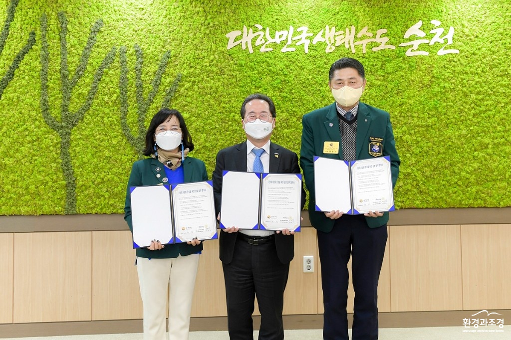 좌측부터 국제로타리 3610지구 3지역 총재지역대표 장명희 - 허석 순천시장 - 국제로타리 3610지구 4지역 총재지역대표 정용기 보도.jpg