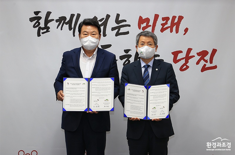 한국수목원정원관리원 류광수 이사장(우)과 충남 당진시 오성환 시장(좌)이 협약식 서명 후 기념촬영을 하고 있.jpg