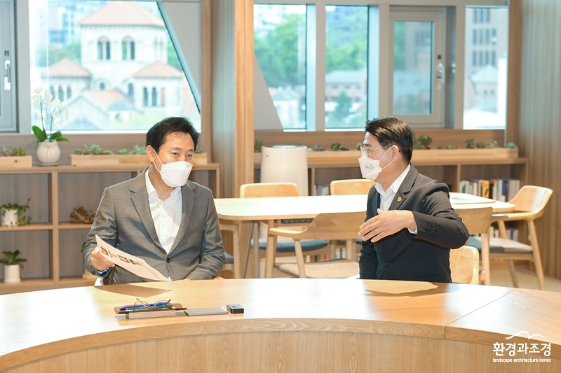 (좌)오세훈 서울시장과 (우)노관규 순천시장이 2023순천만국제정원박람회와 서울정원박람회 상호 협력 방안에 대해 논의하고 있다 (1).jpg