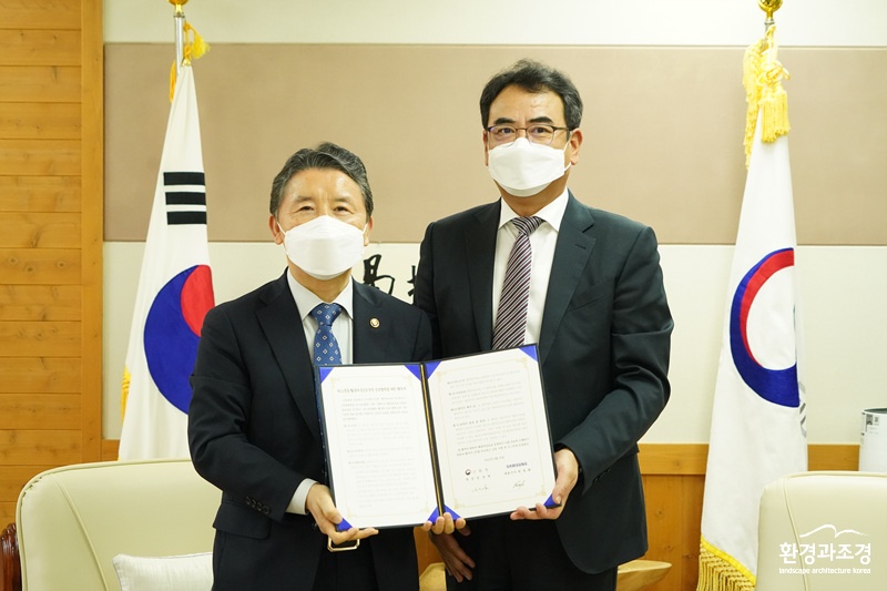 사진1.남성현 산림청장(왼쪽)과 삼성전자 김경진 부사장(Global EHS 센터장;오른쪽) 탄소중립활동 및 기업의 ESG 상호협력 업무협약 체결.jpg