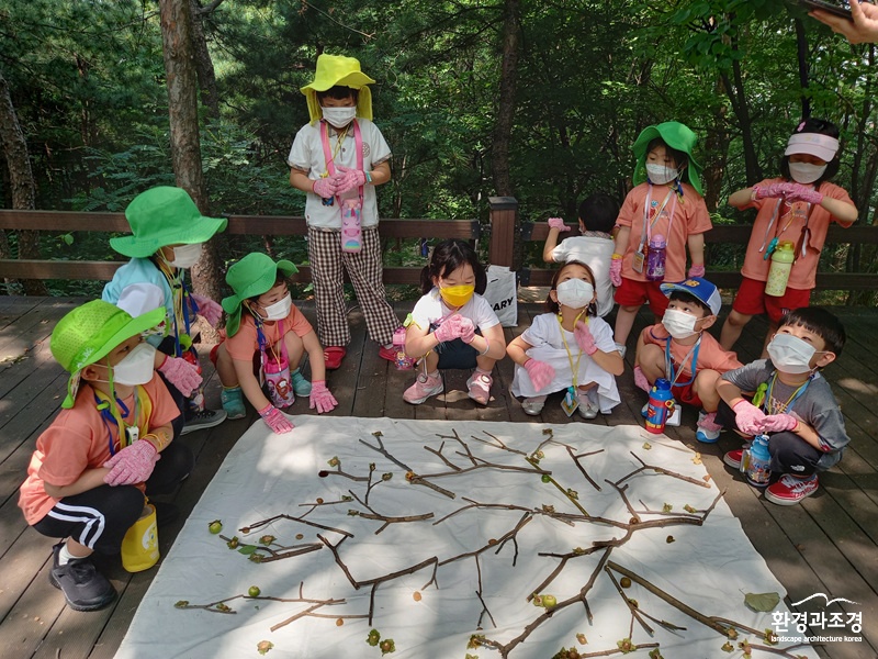 4. 성북구 개운산공원 유아숲체험원(낙엽 나무 만들기).jpg