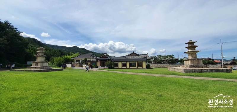 6.경주 (전)염불사지 동서 삼층석탑 전경(오른쪽 동탑).jpg