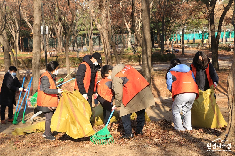 서울숲 낙엽 수거 봉사활동 (사진=서울시 제공).jpg