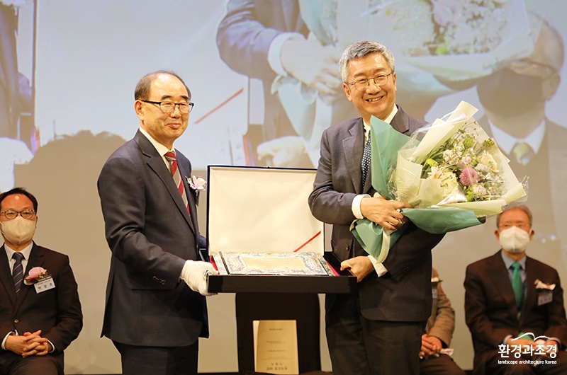 이왼쪽부터 심왕섭 환경조경재단 이사장 한태준 박정희대통령기념재단 상임이사.jpg