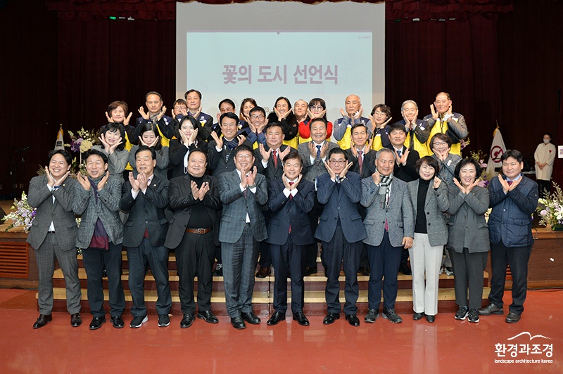 이필형 구청장(왼쪽에서 여섯 번째)과 관계자들이.jpg