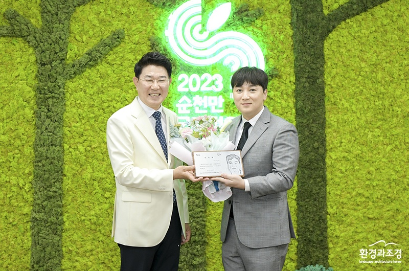 왼쪽부터 노관규 순천시장, 개그맨 황제성.jpg