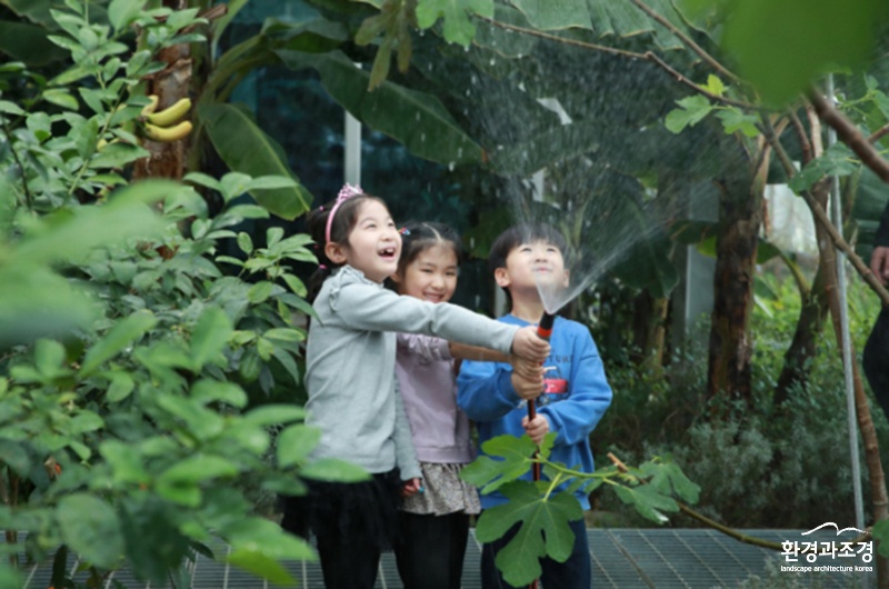 서울 관악구 강감찬도시농업센터에서 체험활동 하는 아이들 (사진=관악구 제공).jpg