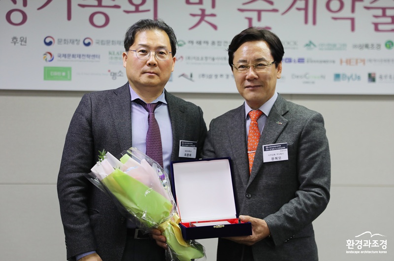 왼쪽부터 최종희 회장, 윤복모 미주강화 대표.jpg