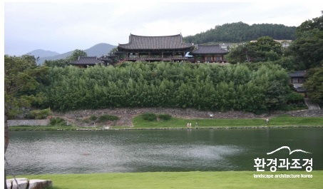 밀양강 건너편에서 바라본 영남루(사진=문화재청 제공).jpg