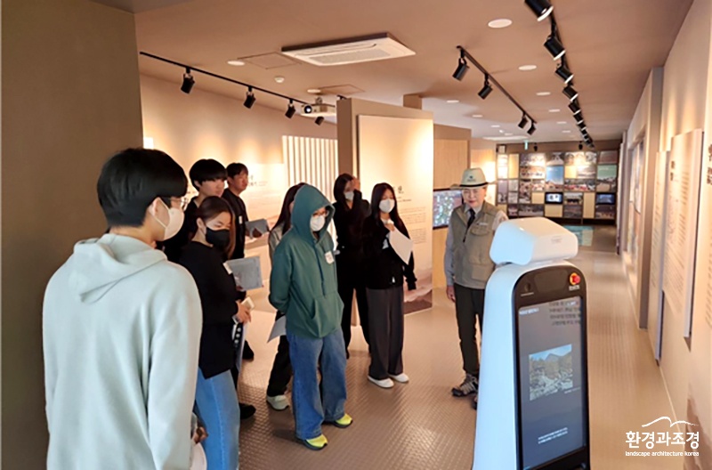 스마트 해설로봇 반디가 덕유산국립공원 탐방 안내소에 방문한 학생들을 대상으로 전시관 해설을 하고 있다..jpg