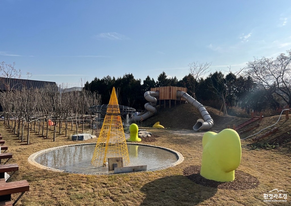 연산문화창고 안에 조성된 기찻길 옆 놀이터(사진=논산시 제공).jpg