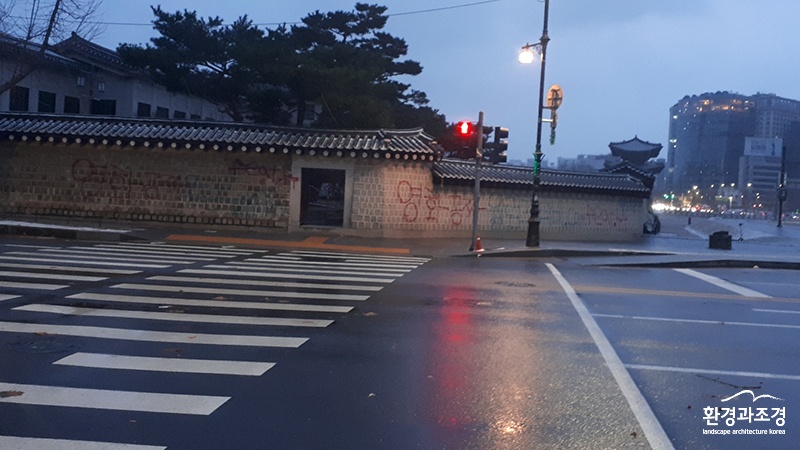 11국립고궁박물관 주변 담장 훼손사진.jpg