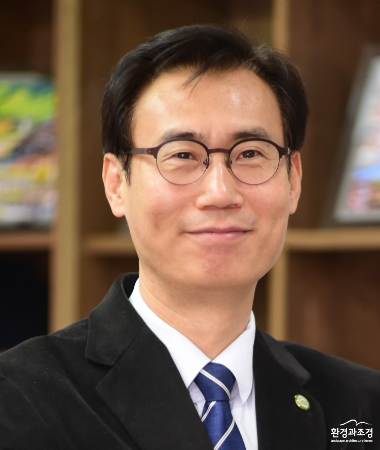 신임 푸른도시여가국장으로 발령받은 이수연 복지정책실장.jpg
