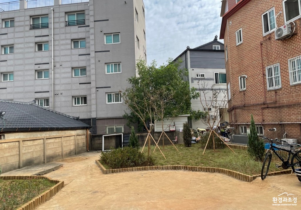 빈집을 정비한 후 공공장소로 활용된 마을정원(사진=경기도 제공).jpg
