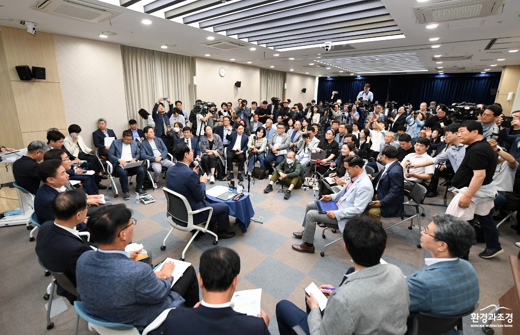 1-2. 언론인과의 대화.jpg