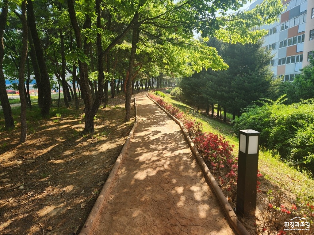2. 파주시, ‘맨발걷기 산책로 조성·관리’ 지침 마련…체계적 운영체계 구축_문발 신바람 맨발 산책길.jpg
