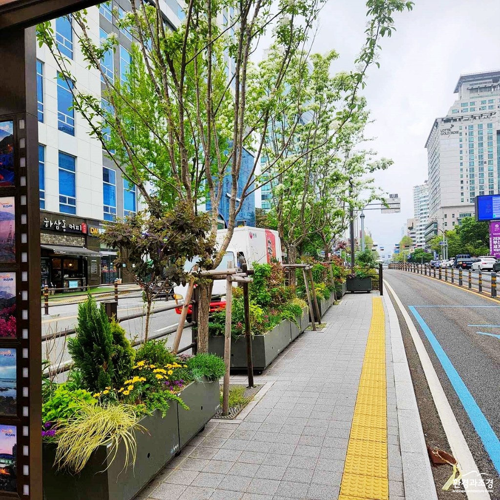 참고자료(BRT 정류소 정원형 도시숲 사진).jpg