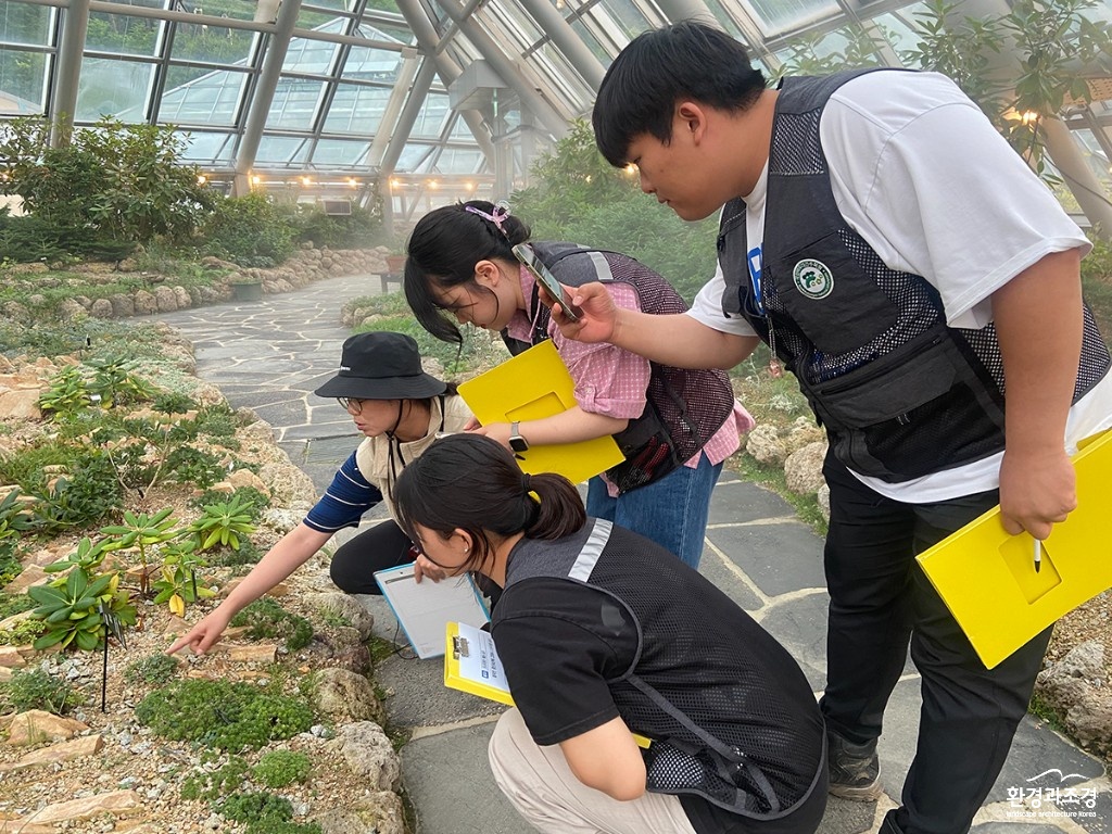 국립백두대간수목원 ‘알파인 줌인(Alpine Zoom人)’ 으로 활동하는 봉화 지역민들이 알파인하우스에서 가드너의 교육을 듣고 있다..jpg