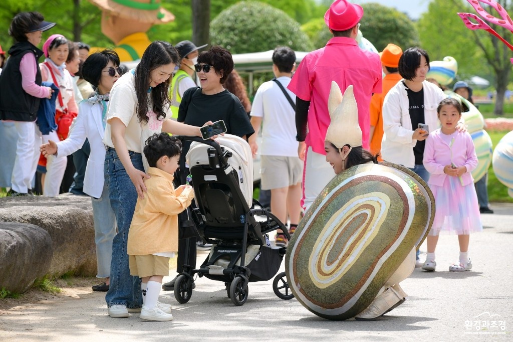 1 2024년 새롭게 단장한 순천만국가정원에서 관람객들이 나들이를 즐기고 있다 (1).jpg