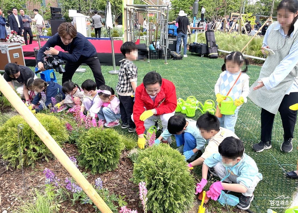 5월에 진행한 ‘문래동 꽃밭정원’ 개장 행사때 아이들과 함께 정원을 가꾸고 있는 최호권 영등포구청장(맨 가운데).jpg