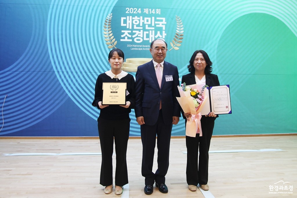 환경조경발전재단이사장상(우수상)을 수상한 한국수자원공사 용담댐지사 관계자들_IMG_7132.jpg