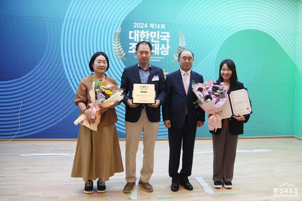 환경조경발전재단이사장상(우수상)을 수상한 서울식물원·서울그린트러스트·KCA한국공항공사 관계자들_IMG_7176.jpg