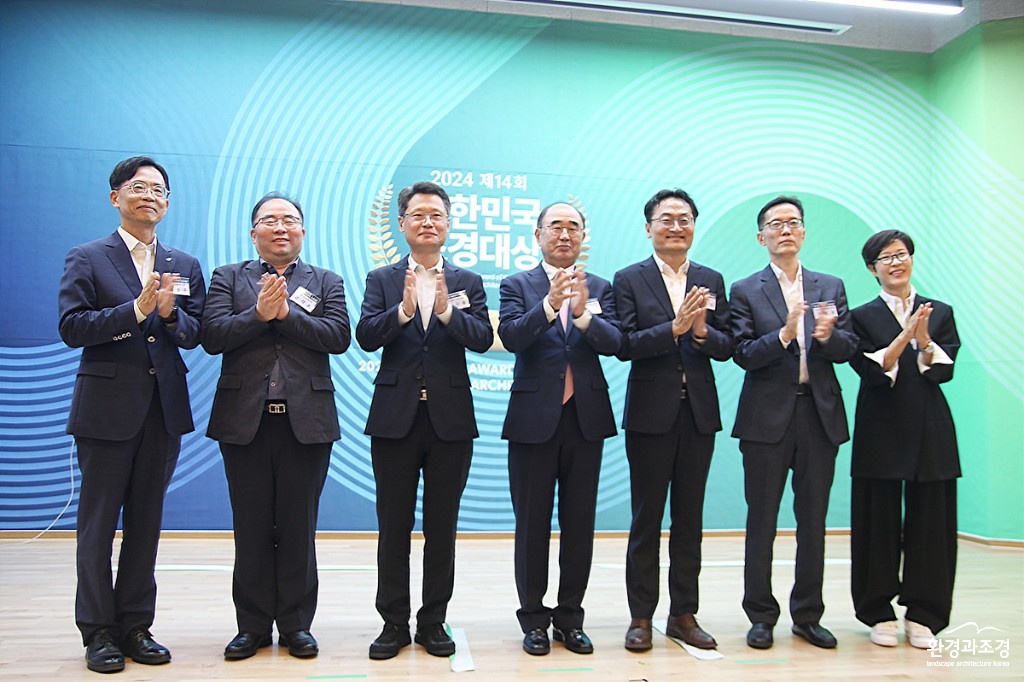 제14회 대한민국 조경대상 시상식에 참석한 내외빈들은 수상자들에게 축하의 박수를 보냈다. (왼쪽부터)이용주 LH 도시경관처장, 금시훈 산림청 도시숲경관과장, 장구중 국토부 녹색도시과장, 심왕섭 환경조경발전재단 이사장, 엄진섭 이천시 부시장, 최영호 국가유산청 명승전통조경과장, 김현 단국대 교수.jpg