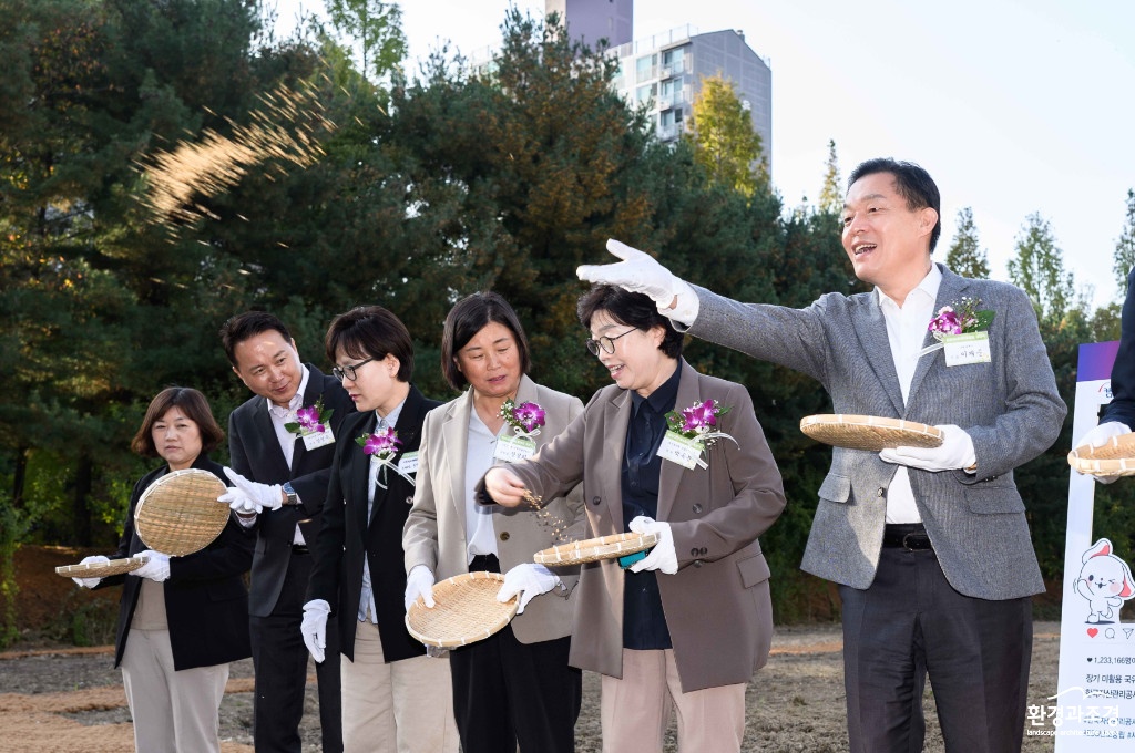 이재준 수원시장이 정자동 청보리밭 둘레길에 청보리씨를 뿌리고 있다.jpg