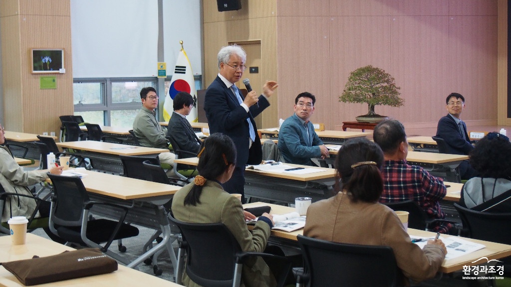 심포지엄이 종료된 후 질의응답이 이어졌다..JPG