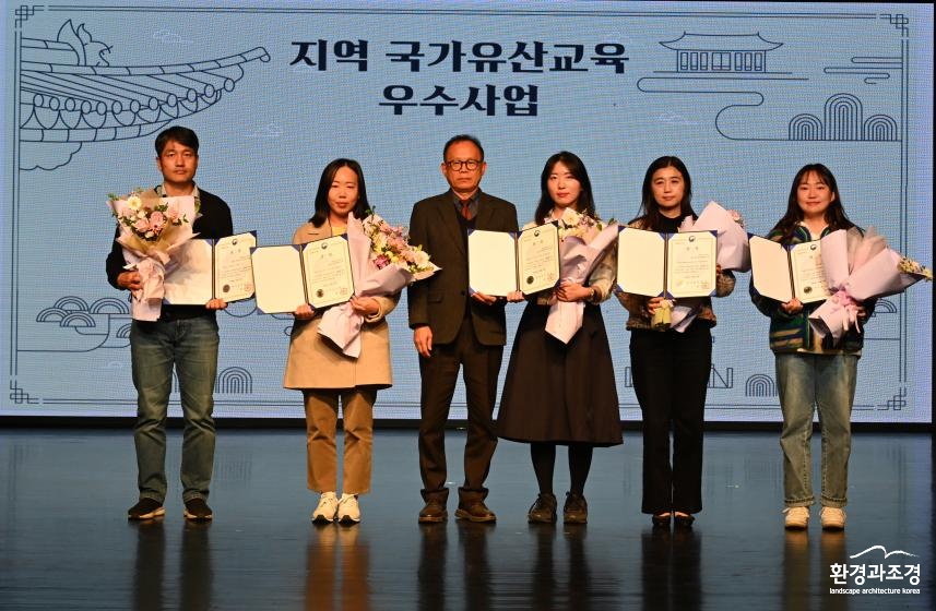 ‘2024년 지역 국가유산교육 활성화 우수사업’ 수상자 시상 후 기념촬영하는 이경훈 국가유산청 차장.jpg