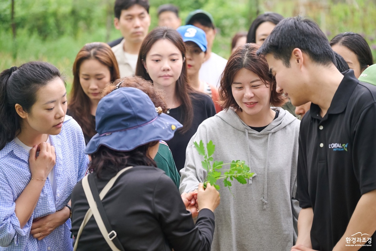 물다양성의 날을 기념해 로레알코리아 임직원들과 함께 ‘로코가든’에서 가드닝 봉사활동에 참여.jpg
