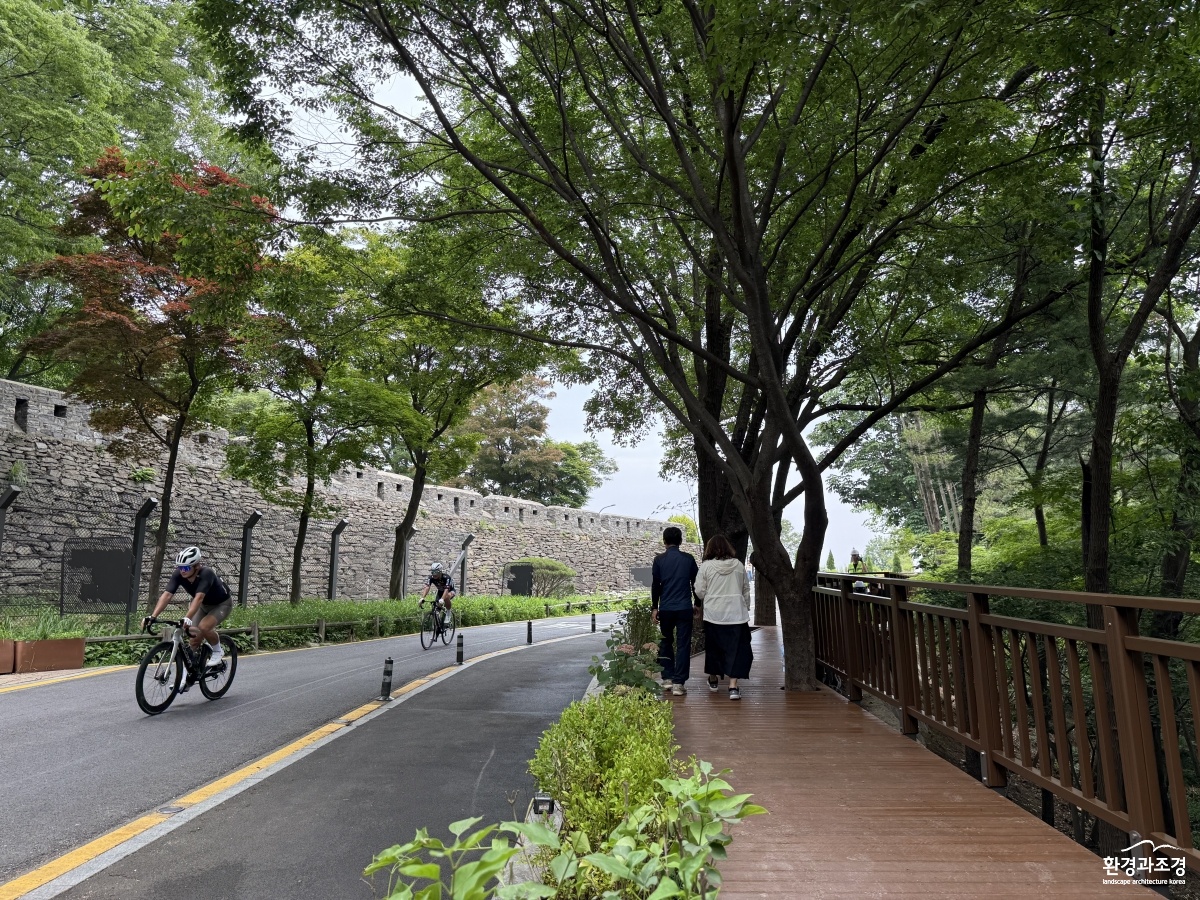 차도(자전거)와 분리되어 한양도성을 바라보며 안전하게 걷는 데크길.jpg