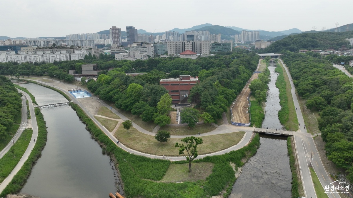 건축과-탄천과 동막천 합류 지점에 있는 성남 두물길 전경.JPG