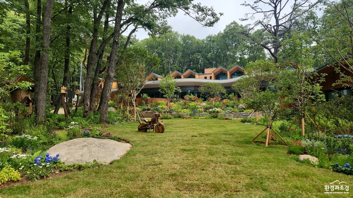3. 잔디광장.jpg